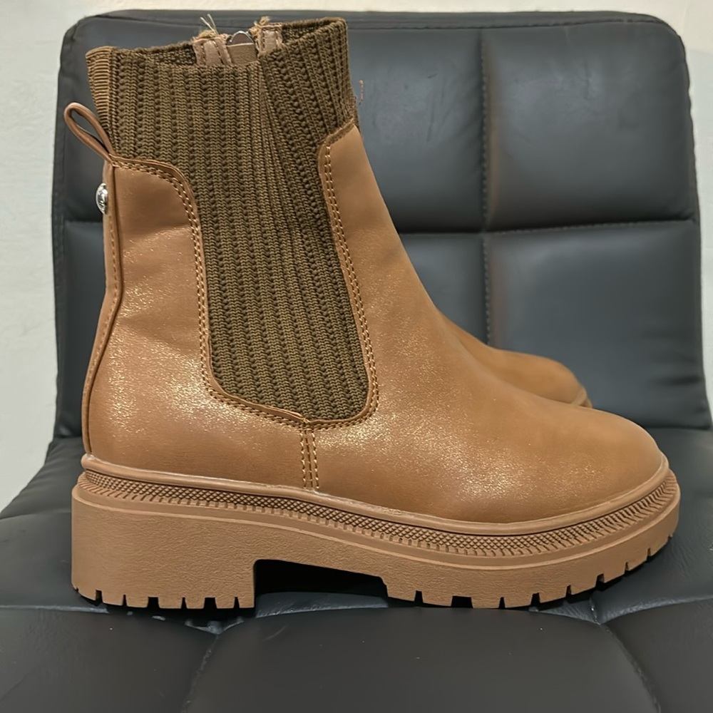 Girls size 2 Vince Camuto boots